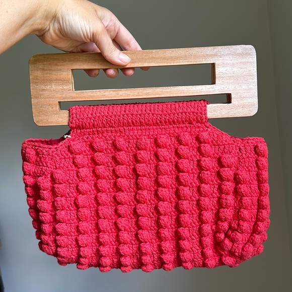 Cleobella Grenadine Tulum Red Crochet Knit Handbag Purse - Wood Handles 1970’s - Picture 4 of 9